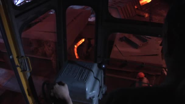 Kadın çalışan kadının kolu arka taraftan vinç şoförü vinç fabrikası kabin Windows yukarıdan aşağıya Emanet kask işçilerin aracılığıyla kabinde kapat — Stok video