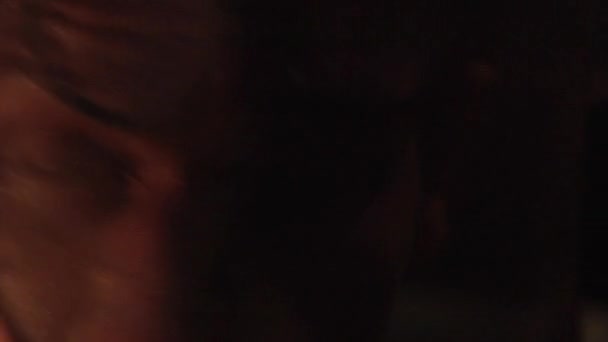 Arbetaren svettiga ansikte nära tog upp skyddande skärm letar du på den Orange lampan skärmen av arbetstagare män i skyddshjälm — Stockvideo