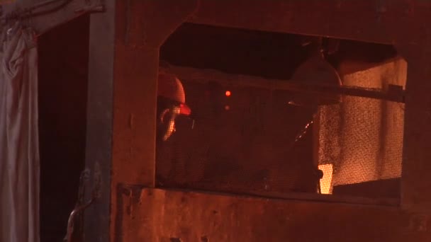 Pracovník pracuje, stroj zavaděče z rudy načítání rudy o lopatu do vysokých pecí pracujících mužů je bezpečnostní přilby — Stock video