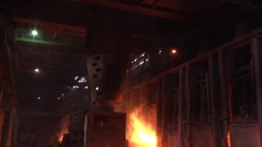 Makine Kürek ile Yüksek Fırın Içine Cevher Yükleniyor Turuncu Işık Duman Yükleme