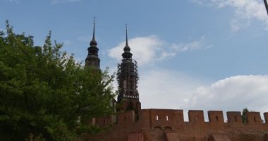 Kuleleri Şapel kilise katedral kilise yeşil ağaç mavi gökyüzü beyaz bulutlar kuleleri çevresinde kırmızı blokları iskele duvarın arkasında