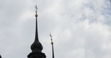 Kubbe ile siluetleri bulutlu gökyüzü arka plan iskele kuleleri katedral kilise çevresinde üzerinde çapraz