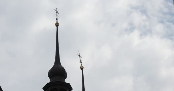 Siluetas de cúpula con cielo nublado cruzado en el andamio de fondo alrededor de las torres de la iglesia catedral — Vídeos de Stock