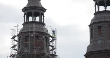 Katedral Kilisesi İki Towers Şapel Kuleleri Etrafında İskele tarafından Aşağı Yürüyüş Man