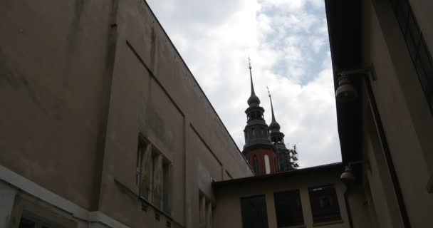 Gri binanın arkasındaki katedral siluetleri Şapel kuleleri mavi gökyüzü ve bulutlar iskele kuleleri katedral Kilisesi çevresinde — Stok video