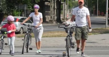 Bisikletile Aile Crosswalk Bazı Bisikletçiler Ride On WalkWalk Arabalar Opole Polonya Sunny Summer Day Outdoor Döşeli Auto Road Go