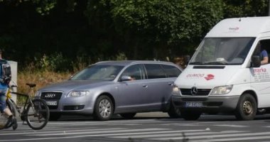 Bisikletli İnsanlar Crosswalk Gri Audi ve Beyaz Mercedes Opole Polonya Güneşli Yaz Günü Asfalt Yol Tarafından Git Yakın Bekleyin Walkwalk Gri Audi ve Beyaz Mercedes Walk On Walk