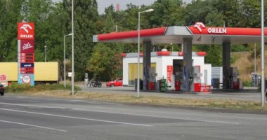 Benzin istasyonu istasyon benzin istasyonu Orlen benzin istasyonunun kırmızı araba park Opole Polonya siyah Bmw Rides istasyonu yaz gün boyunca