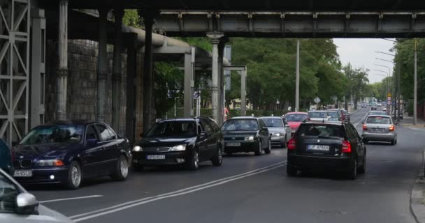Asfaltowa Auto samochody osobowe różnych stanąć w kolejce po jednej stronie drogi, samochody rozpocząć przenoszenie letni dzień w Polsce opolskie — Wideo stockowe