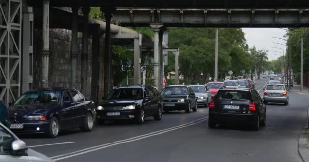 Auto Steenweg verschillende personenauto's staan In de rij bij één kant van de weg en auto's zomerdag verplaatsen In Opole, Polen start — Stockvideo