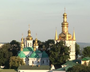 Golden Cupolas duvarlar Towers çan kulelerinin arasında yeşil ağaçlar Kievo-Pecherska Lavra Clear Sky ufuk Cupolas yeşil