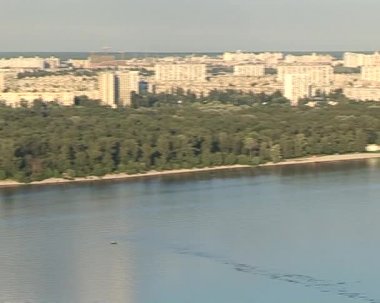 Kiev şehir Panorama Kievo-Pecherska Lavra yeşil Cupolas altın Cupolas Dinyeper Nehri Köprüsü nehir yeşil ağaçlar şehirde bir ufukta berrak gökyüzü mavi