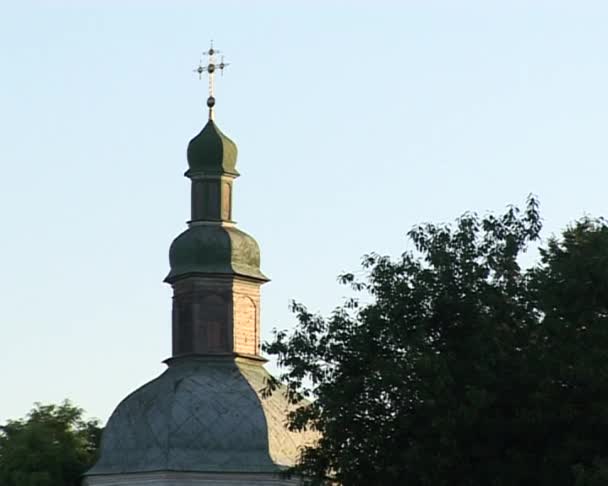 Bell Tower Pieczerskiej Ławry Pecherska Lavra światło i cień na ścianach Zielona kopuła krzyż jasny niebieski niebo zielone drzewo — Wideo stockowe