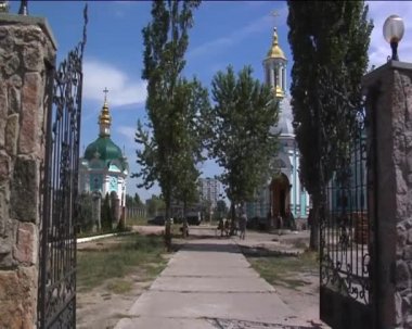 İnsanlar erkekler girilen kilise altın Cupolas Kievo Pecherska Tapınağı Lavra görünümünün arkasından kapıyı açık Metal geçit taşlı sütunlar için yürüyor
