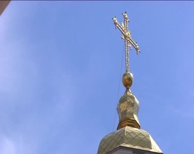 Çan kulelerinin Katedrali altın Cupolacross ile Kievo Pecherska Tapınağı Lavra görünümü kemer Zoom ile dışarı aşağı mavi berrak gökyüzü beyaz bulutlar kadar kilise
