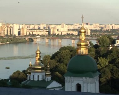Kiev Cityscape Kievo-Pecherska Lavra yeşil Cupolas altın Cupolas yakınlaştırma Dinyeper Nehri Köprüsü nehir yeşil ile mavi berrak gökyüzü ağaçlar