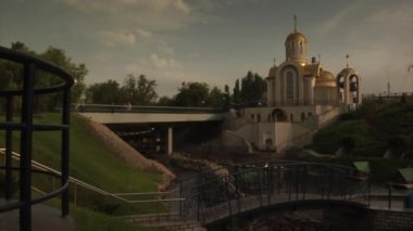 Kilise bir Green Hill gölet Köprüsü üzerinden gölet insanlar üzerinde köprü Fontain binalar tarafından Metalurji fabrikası için Walking on bir ufuk Kilisesi yakın vardır
