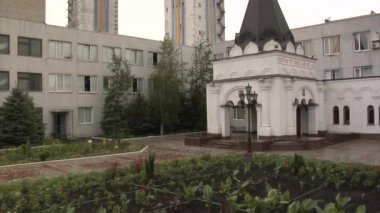 Giriş küçük tapınak adama gittim dışarı kilise Flowerbed yeşil çok katlı evler sokağa değil peşini bırakır