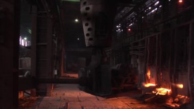 Yüklenmesidir demir cevheri yüksek fırın yükleyerek makine kürek yangın, fırın duman turuncu ışık kürek için hareketli tavan altında