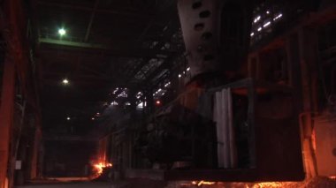 Demir cevheri yüksek fırın yükleme makine kürek yangın fırın tarafından yüklenmesini duman turuncu ışık