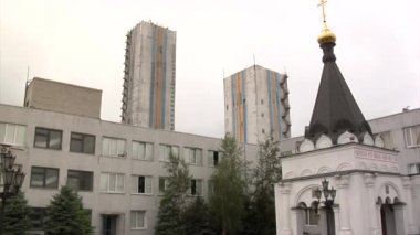 Giriş küçük tapınak Flowerbed yeşil yaprakları çok katlı evler sokağa değil peşini