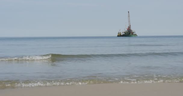 Волны разбиваются на пляжной барже у моря Аградация почвы Создание дамбы Groynes Строительные работы на море Летний день Морской мыс Леба Польша — стоковое видео