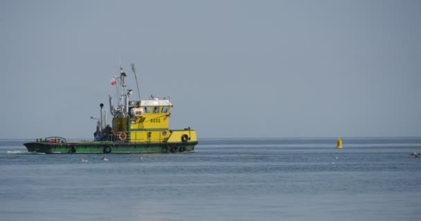 Żółto zielony łódź Float na morze akumulacja powstawania gleby Dam brzegowe budynku działa w Polsce morze Leba — Wideo stockowe