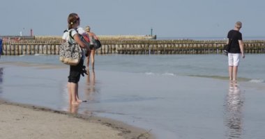 Küçük Bebekler ile Güneş Gözlüğü Erkek ve Kadın Deniz Kıyısında Yalınayak Yürüyün İnsanlar Su Breakwater Yaz Günü Açık Mavi Gökyüzü Dalgalar Seascape Walk