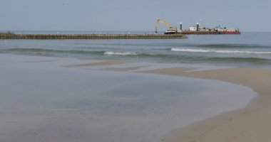 Dalgalar Shore Breakwater İki Mavna Çalışma Deniz Mavna Ile Ekskavatör Aggradation Toprak Yaratılış Baraj Groynes Seascape Leba Polonya