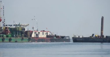 İnsanlar yürüyor mavna iki mavnalar deniz Aggradation deniz Leba Polonya Barajı Groynes bina eserlerin toprak Yaratılış itibariyle kurulunda
