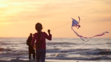 Kız Siluet Uçurtma İnsanlar Aileler Yürüyüş Plaj Sunset İnsanlar Uçurtma Uluslararası Uçurtma Festivali Leba Polonya Uçan are Away Away olduğunu
