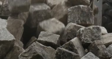 Kepçe Kepçe Toprak Ekskavatör Ön Plan Bloklar Üzerinde Bloklar Yığını Uzağa Taşır Yol Onarım Açık Sity Street