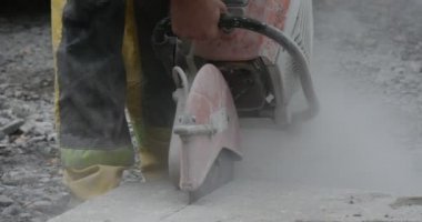 Sarı İş Elbisesi giyen Adam İşçi, Taşlama Makinesi Ile Beton Bloklarını Taşlıyor Uçan Toz Yol Tamiri