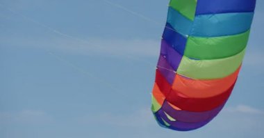 Havada aroung dönen Paraşüt gibi uçurtma - Leba Uluslararası Uçurtma Festivali'nde Her Türlü ve Şekiller Uçurtma, Polonya