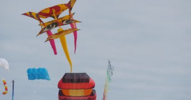 Dragon Uçurtma Festivali - uçurtma, tüm çeşit ve şekillerdeki Leba, Polonya uçurtma Uçurtma Festivali gökyüzünde uçuyor.