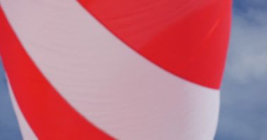 Leba, Polonya uçurtma Uçurtma Festivali alışılmadık bir renkli uçurtma havada uçuyor.