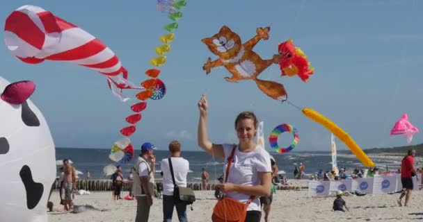 Κόκκινο γάτα Kite είναι στο αέρα για Kite Φεστιβάλ στην Leba, Πολωνία — Αρχείο Βίντεο