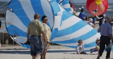 A Marvellous Blaue-Beyaz Konik Hava Yüzücü - İnsanlar Leba, Polonya Uluslararası Uçurtma Festivali'nde Her Türlü Ve Şekiller Uçurtma Uçmaya Hazırlanıyor