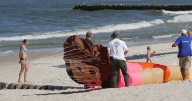 Bir kız şeklinde Uçurtma - İnsanlar Leba, Polonya Uluslararası Uçurtma Festivali'nde Her Türlü ve Şekiller Uçurtma Uçmaya Hazırlanıyor