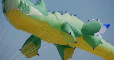Bir Bgger timsah Uçurtma Leba Gökyüzünde Uçan, Uluslararası uçurtma festivali sırasında Polonya.
