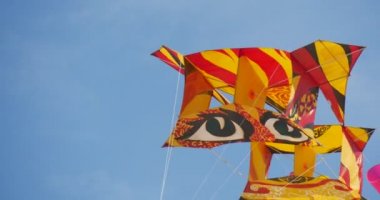 Uçurtma Sky of Leba, Polonya Rhe Uluslararası uçurtma festivali sırasında - gökyüzünde bir kedi uçurtma.