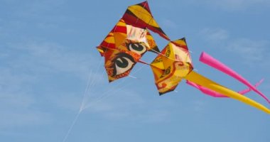 Uçurtma Parade Leba, Polonya için Uluslararası Festivali. İnsanlar yürüyen uçan bayraklar ve davul yenerek.