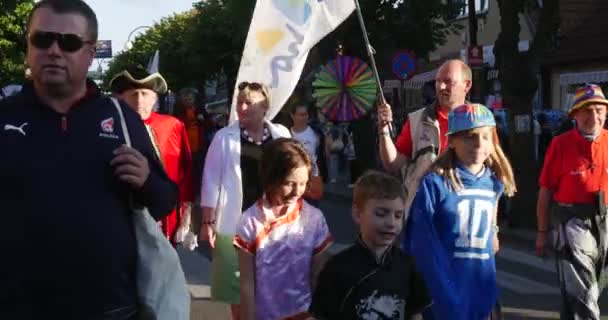 Uçurtma Parade Leba, Polonya için Uluslararası Festivali. İnsanlar yürüyen uçan bayraklar ve davul yenerek. — Stok video