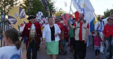 Uçurtma Parade Leba, Polonya için Uluslararası Festivali. İnsanlar yürüyen uçan bayraklar ve davul yenerek.