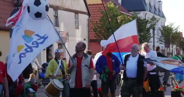 Люди на параде под флагами разных стран, стучащие в барабаны или просто общающиеся друг с другом . — стоковое видео