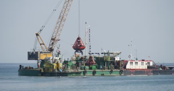 Barca de construção com guindaste na placa Barca de carga Amarelo-Verde Aggradation barco de criação de solo de obras de construção de barragem Groynes no mar — Vídeo de Stock