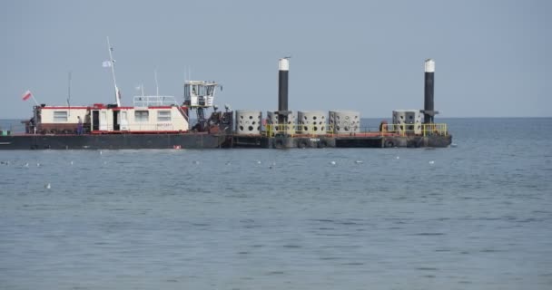 Barcaza de carga flota en el mar Agravación de la creación de suelo de presa Groynes Obras de construcción en el mar Leba Polonia — Vídeos de Stock