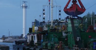 Yeşil İnşaat Gemi Mavna Vinç Board On Board Gemide Turuncu İş Elbisesi Içinde Liman İşçi içine yüzer İnsanlar Rıhtım Twilight Üzerinde Yürümek