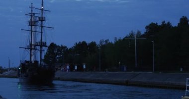 Yelkenli Karanlık Twilight Quay Yoğun Ağaçlar Sakin Su Yaz Geç Akşam Laba Polonya Yılında Liman Siluet into Yüzer