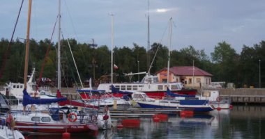 Kırmızı-Mavi-Beyaz Yatlar Gemide İnsanlar la Siyah Gemi Laid Are From Harbor Yat Club Port Sakin Berrak Su Bulutlu Gökyüzü Sunset